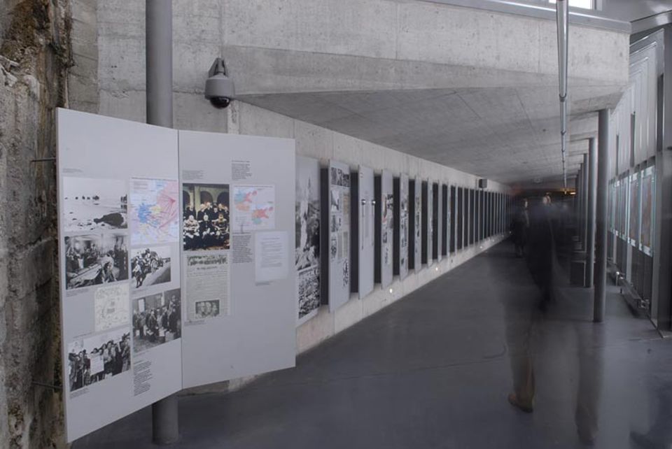 Das Ausstellungszentrum wurde vom Freistaat Bayern in Auftrag gegeben - und vom Institut für Zeitgeschichte konzipiert und realisiert Das Ausstellungszentrum wurde vom Freistaat Bayern in Auftrag gegeben - und vom Institut für Zeitgeschichte konzipiert und realisiert