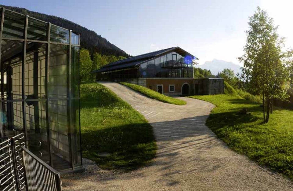 2005 erhielt die Dokumentation einen Erweiterungsbau mit Seminarräumen, 2006 einen neuen Ausstellungsraum für Wechselausstellungen 2005 erhielt die Dokumentation einen Erweiterungsbau mit Seminarräumen, 2006 einen neuen Ausstellungsraum für Wechselausstellungen