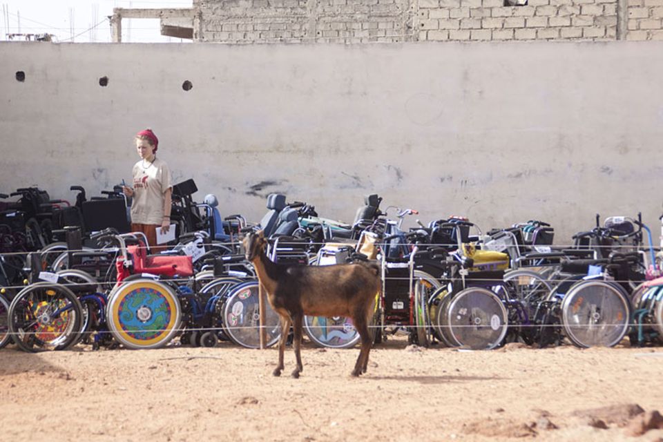 Senegal: Ich zähle die Rollstühle in unserem Lager