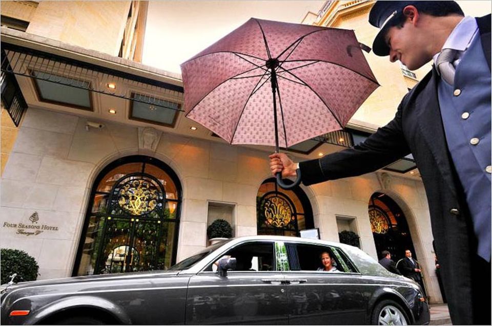 Fünf Sterne-Hotels: Wer sich im hauseigenen Rolls-Royce des George V chauffieren lässt, muss sich nicht mit fünf Sternen begnügen. Über der Rückbank leuchtet ein Himmel aus 800 Dioden. Fünf Sterne-Hotels: Wer sich im hauseigenen Rolls-Royce des George V chauffieren lässt, muss sich nicht mit fünf Sternen begnügen. Über der Rückbank leuchtet ein Himmel aus 800 Dioden.