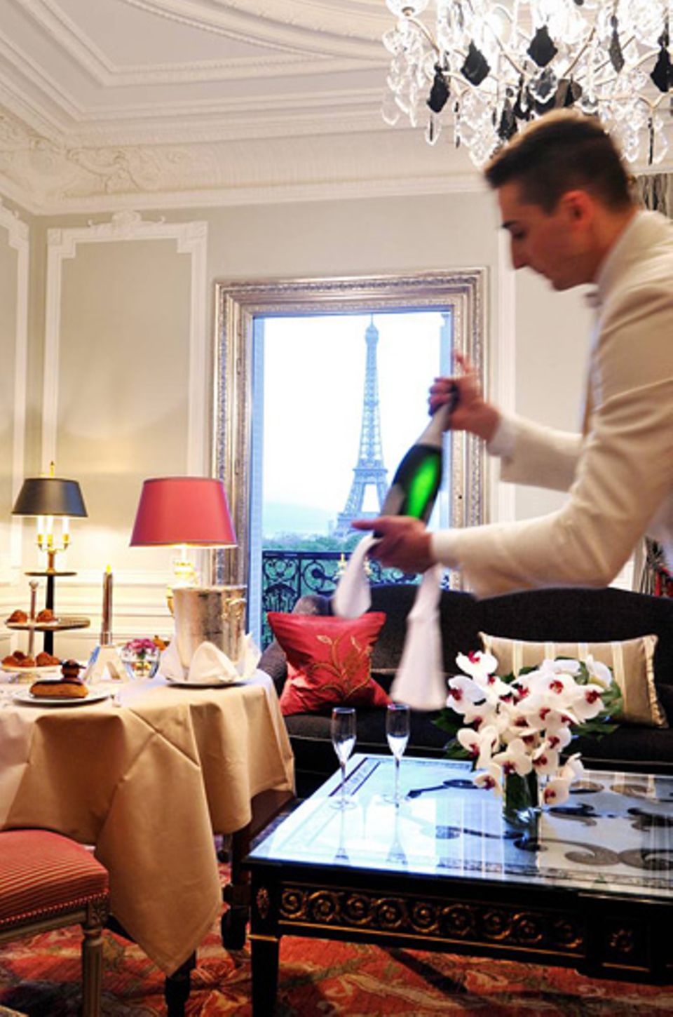 Fünf Sterne-Hotels: Plaza Athénee: Aus der Suite Eiffel hat der Gast einen prächtigen Blick auf deren Namensgeber. Zu traditionell? Bis zum 2. September vermietet das Hotel auch Barbie-Zimmer Fünf Sterne-Hotels: Plaza Athénee: Aus der Suite Eiffel hat der Gast einen prächtigen Blick auf deren Namensgeber. Zu traditionell? Bis zum 2. September vermietet das Hotel auch Barbie-Zimmer