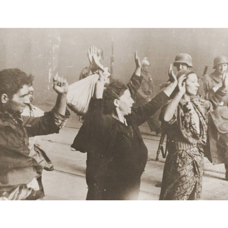 Holocaust: Mit vorgehaltener Waffe führen SS-Männer jüdische Familien währen des Aufstands im Warschauer Ghetto ab. Die Widerständler haben den Deutschen wenig entgegenzusetzen. Dennoch gelingt es ihnen, den Besatzern empfindliche Verluste zuzufügen