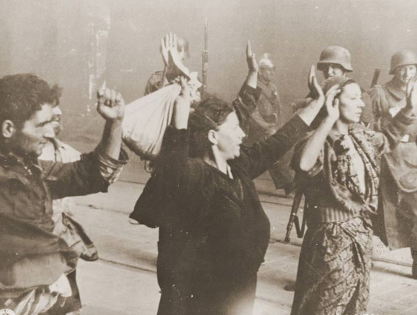 Warschauer Ghetto: Mit vorgehaltener Waffe führen SS-Männer jüdische Familien währen des Aufstands im Warschauer Ghetto ab. Die Widerständler haben den Deutschen wenig entgegenzusetzen. Dennoch gelingt es ihnen, den Besatzern empfindliche Verluste zuzufügen