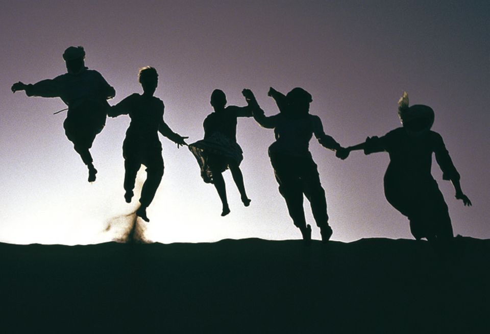 Zwei Schweizer Studentinnen und drei Tuareg-Guides beim »Dünen-Jumping« im Tassili n’Ajjer-Nationalpark in Algerien – mit dieser Aufnahme gewinnt Patrick Belser aus Therwil, Schweiz, den GEO.de-Wettbewerb im August