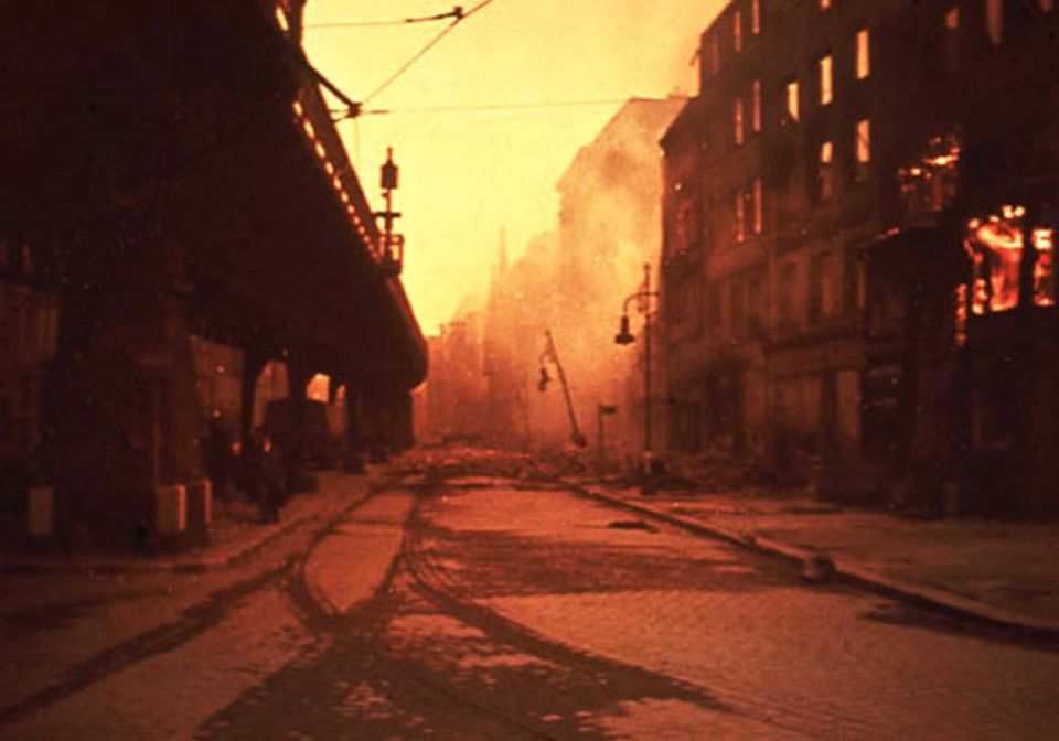 Binnen kürzester Zeit stehen am 28. Juli Wohnblocks mit einer Straßenfront von 215 Kilometer Länge in Flammen. Die Feuersbrunst saugt Luft in riesigen Mengen an und erzeugt so einen tödlichen Sturm: Mit Orkangeschwindigkeiten peitschen Glutwinde über das Pflaster Binnen kürzester Zeit stehen am 28. Juli Wohnblocks mit einer Straßenfront von 215 Kilometer Länge in Flammen. Die Feuersbrunst saugt Luft in riesigen Mengen an und erzeugt so einen tödlichen Sturm: Mit Orkangeschwindigkeiten peitschen Glutwinde über das Pflaster