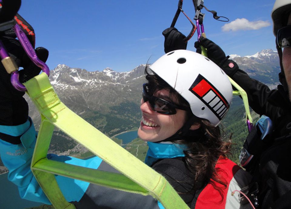 Auch unsere Autorin Natalie Lazar konnte dem Malojawind nicht widerstehen und wagte einen Tandemflug mit dem Gleitschirm
