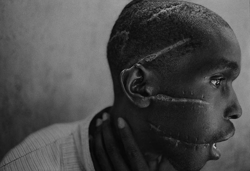 Immer wieder geschieht das Unfassbare: Menschen, die jahrzehntelang friedlich nebeneinander gelebt haben, fallen plötzlich übereinander her (hier ein Überlebender des Genozids in Ruanda). Was löst diesen "Luzifer-Effekt" aus?