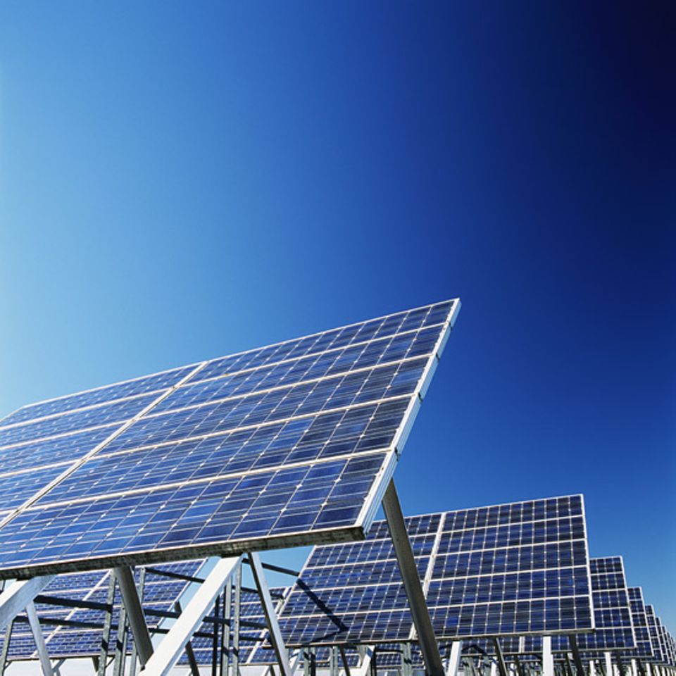 Energiewende: Sonnenernergie ist nicht immer und nicht überall verfügbar. Experten zufolge droht ein "Systemkonflikt" mit konventionellen Kraftwerken, die Strom rund um die Uhr produzieren Energiewende: Sonnenernergie ist nicht immer und nicht überall verfügbar. Experten zufolge droht ein "Systemkonflikt" mit konventionellen Kraftwerken, die Strom rund um die Uhr produzieren