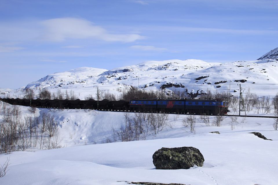 Die legendäre Eisenerzbahn von Kiruna nach Narvik transportiert bis zu 8.500 Tonnen Eisenerz pro Zug durch die atemberaubende Landschaft Schwedens und Norwegens