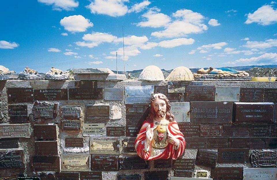 Argentinien: Für Wundertaten der Difunta bedanken sich die Gläubigen mit Dankesplaketten, manchmal auch mit Jesus-Büsten. Der katholischen Kirche wäre eine strikte Trennung zwischen Volksglaube und Staatsreligon lieber