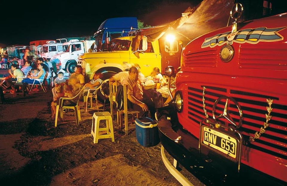 Argentinien: Hier wird nicht gefastet! Gekühltes Bier und Grillwurst markieren den Höhepunkt des Fernfahrer- Festes am Wallfahrtsort