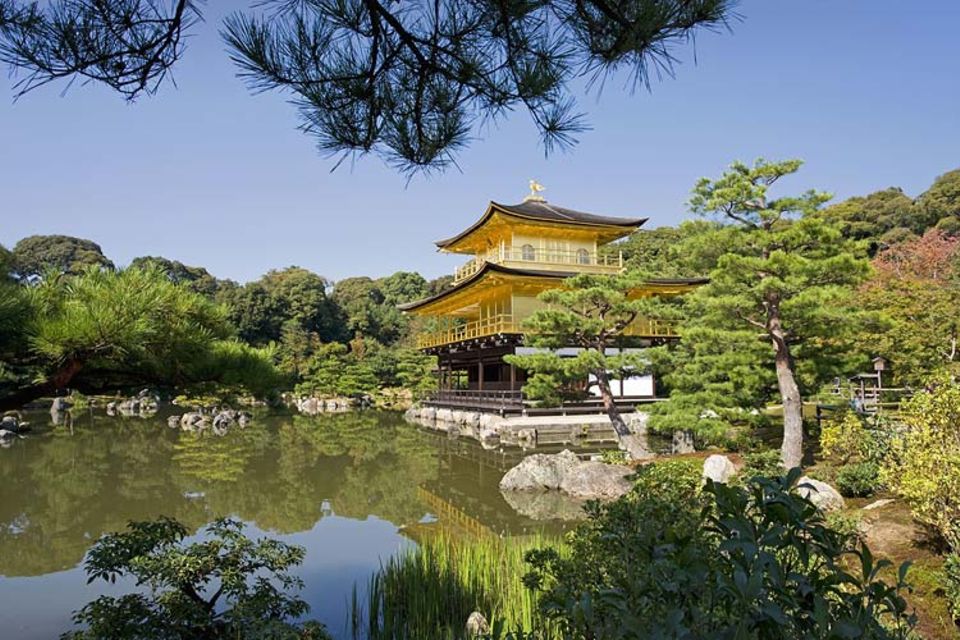 Der berühmte "Goldene Tempel" ist Ziel für Touristen aus aller Welt, japanische Schulklassen und Gartenfans Der berühmte "Goldene Tempel" ist Ziel für Touristen aus aller Welt, japanische Schulklassen und Gartenfans