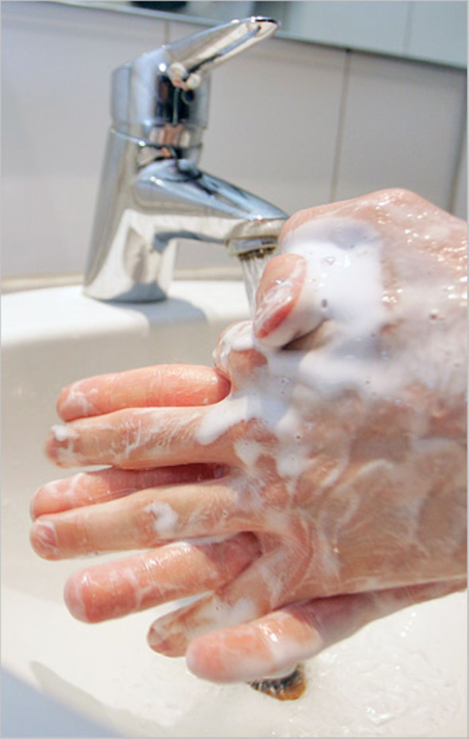 Gesundheit: Händewaschen ist wichtig, damit Krankheitserreger nicht an die Schleimhäute gelangen, sondern direkt abgewaschen werden.