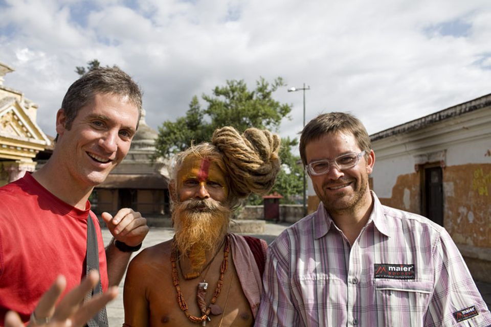 Film: Die Annapurna-Runde: Fotograf Matthieu Paley (links) und Autor Tom Dauer mit Sadhu Ganga Das Baba, einer von ungezählten höchst inspirierenden Straßenbekanntschaften. Film: Die Annapurna-Runde: Fotograf Matthieu Paley (links) und Autor Tom Dauer mit Sadhu Ganga Das Baba, einer von ungezählten höchst inspirierenden Straßenbekanntschaften.