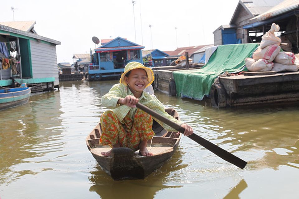 Kambodscha: Chan Thy und Thán sind auf dem Weg zur Schule. Wer im schwimmenden Dorf sein Haus verlassen will, braucht ein Boot. Kambodscha: Chan Thy und Thán sind auf dem Weg zur Schule. Wer im schwimmenden Dorf sein Haus verlassen will, braucht ein Boot.