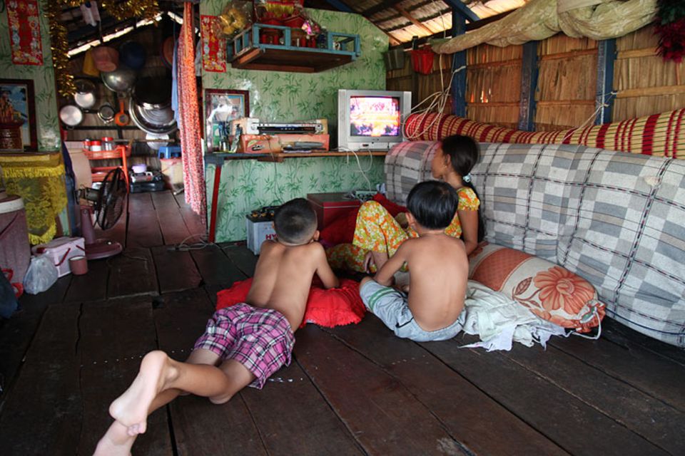Kambodscha: Nach der Arbeit haben sich alle eine Pause verdient – am liebsten bei Trickfilmen im Fernsehen. Kambodscha: Nach der Arbeit haben sich alle eine Pause verdient – am liebsten bei Trickfilmen im Fernsehen.