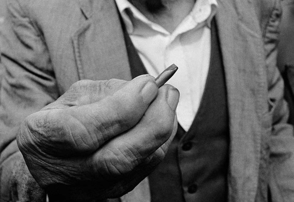 Eine Kugel hat Armand Donda aus dem Dorf Perlat getötet, nun sinnt sein Vater auf Rache. In abgelegenen Regionen Albaniens kam es im Machtvakuum nach dem Untergang des kommunistischen Regimes zu einem Wiederaufleben jenes Kodexes, nach dem Familien das Recht selbst in die Hand nehmen und bis heute jeden Mord mit Mord vergelten Eine Kugel hat Armand Donda aus dem Dorf Perlat getötet, nun sinnt sein Vater auf Rache. In abgelegenen Regionen Albaniens kam es im Machtvakuum nach dem Untergang des kommunistischen Regimes zu einem Wiederaufleben jenes Kodexes, nach dem Familien das Recht selbst in die Hand nehmen und bis heute jeden Mord mit Mord vergelten
