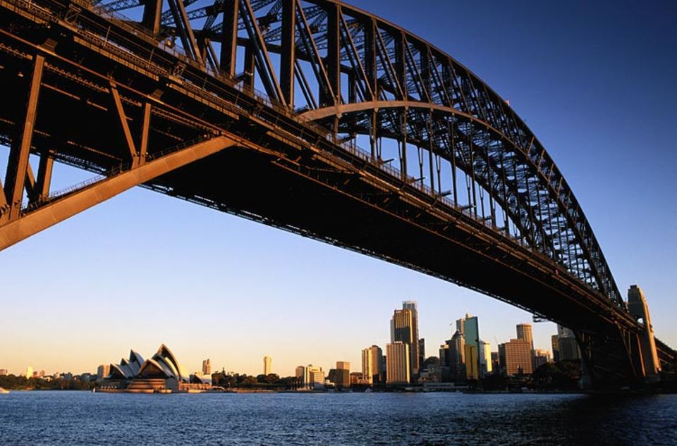 Städtereise: Schwindelfreie können eine Kletter-Tour durch das Eisengeflecht der Harbour Bridge buchen