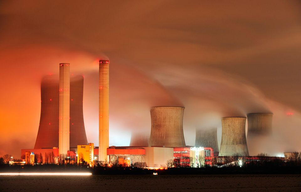 Klimawandel: Das Braunkohlekraftwerk Niederaußem in Nordrhein-Westfalen gehört zu den weltweit modernsten. Und ist doch eine der größten CO2-Schleudern Europas, mit fast 30 Millionen Tonnen Ausstoß pro Jahr. Sein Betreiber: der im Emissionshandel aktive Energiekonzern RWE Klimawandel: Das Braunkohlekraftwerk Niederaußem in Nordrhein-Westfalen gehört zu den weltweit modernsten. Und ist doch eine der größten CO2-Schleudern Europas, mit fast 30 Millionen Tonnen Ausstoß pro Jahr. Sein Betreiber: der im Emissionshandel aktive Energiekonzern RWE