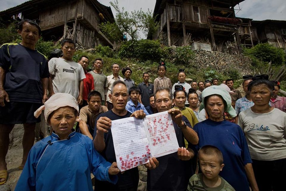 Klimawandel: Die chinesische Provinz Guizhou. Hunderte Familien müssen hier einem Staudamm weichen, dessen Bau ebenfalls CO2-Zertifikate für Kraftwerke am fernen Rhein liefern soll Klimawandel: Die chinesische Provinz Guizhou. Hunderte Familien müssen hier einem Staudamm weichen, dessen Bau ebenfalls CO2-Zertifikate für Kraftwerke am fernen Rhein liefern soll