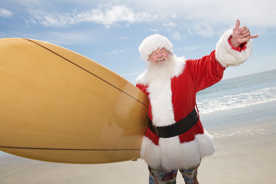 Weihnachten: Father Santa kommt in Australien auf dem Surfboard. Weihnachten: Father Santa kommt in Australien auf dem Surfboard.