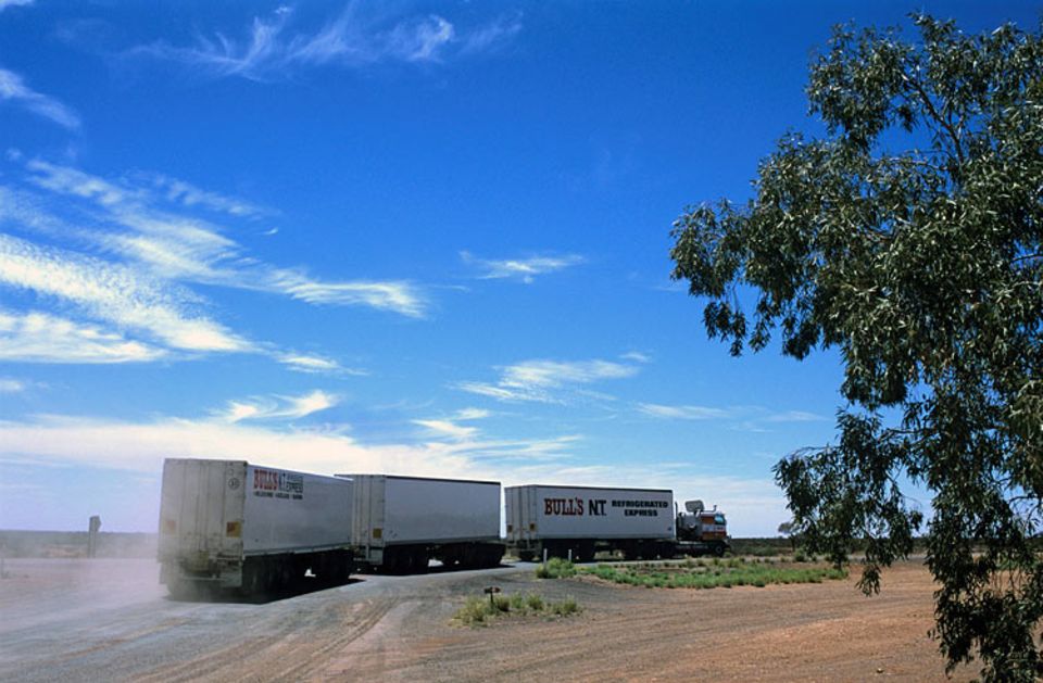 LKWs: In Australien bewältigen die Roadtrains schon seit vielen Jahren einen großen Teil des Güterverkehrs. LKWs: In Australien bewältigen die Roadtrains schon seit vielen Jahren einen großen Teil des Güterverkehrs.