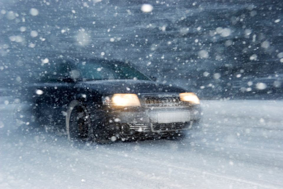 Für die richtigen Reifen im Schneegestöber ist immer der Fahrer verantwortlich. Selbst dann, wenn er mit einem Mietwagen fährt. Für die richtigen Reifen im Schneegestöber ist immer der Fahrer verantwortlich. Selbst dann, wenn er mit einem Mietwagen fährt.