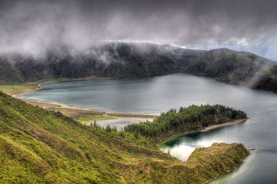 In einem Moment, als starke Luftströme Nebel und Wolken über dem Lagoa do Fogo auf den Azoren aufwirbelten, gelang GEO-Leser Manfred Föger aus Innsbruck diese Aufnahme. Er ist damit Gewinner des GEO.de-Wettbewerbs im Januar In einem Moment, als starke Luftströme Nebel und Wolken über dem Lagoa do Fogo auf den Azoren aufwirbelten, gelang GEO-Leser Manfred Föger aus Innsbruck diese Aufnahme. Er ist damit Gewinner des GEO.de-Wettbewerbs im Januar