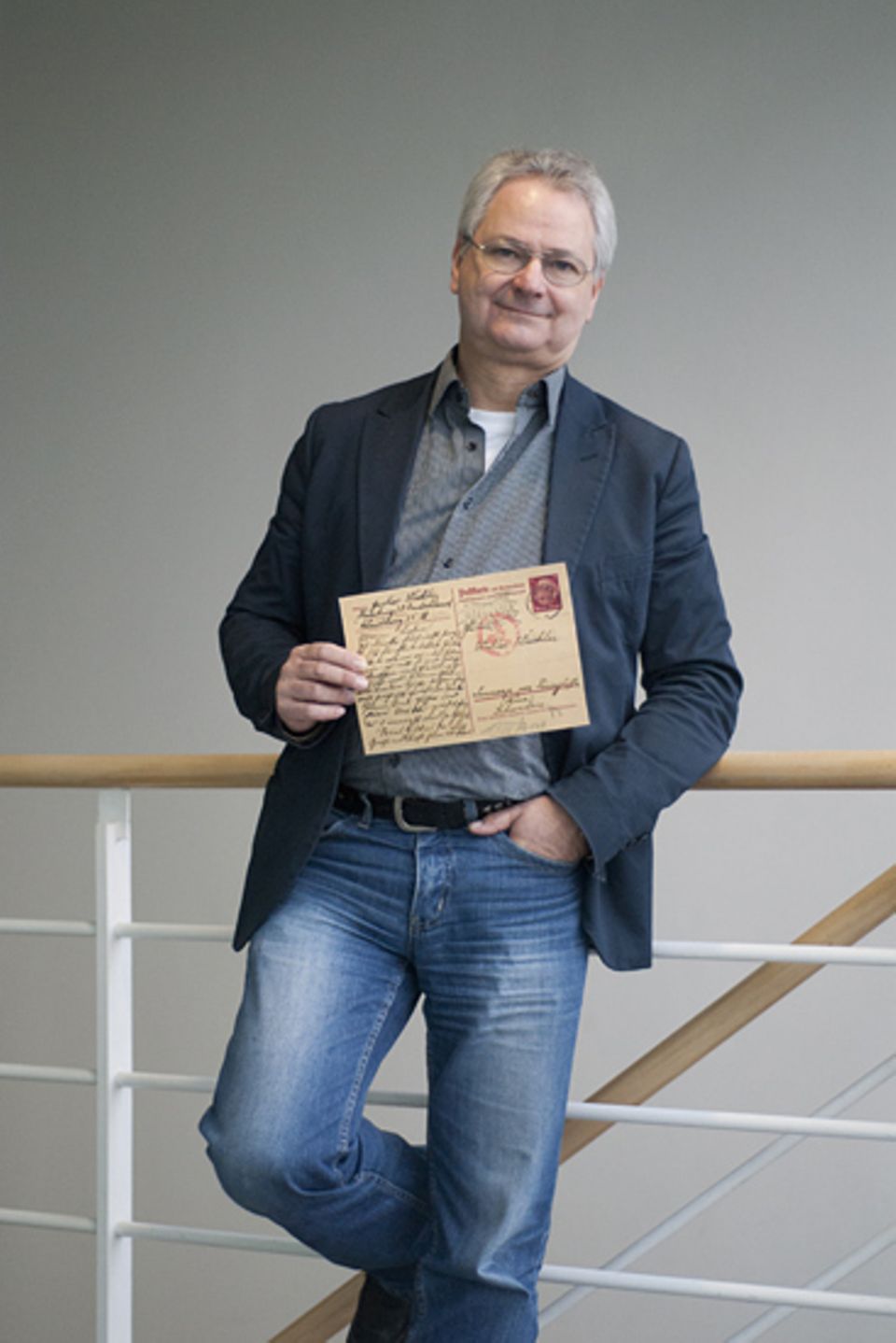 GEO-Autor Jürgen Bischoff mit Postkarte Nr. 2 vom 6. April 1940 GEO-Autor Jürgen Bischoff mit Postkarte Nr. 2 vom 6. April 1940