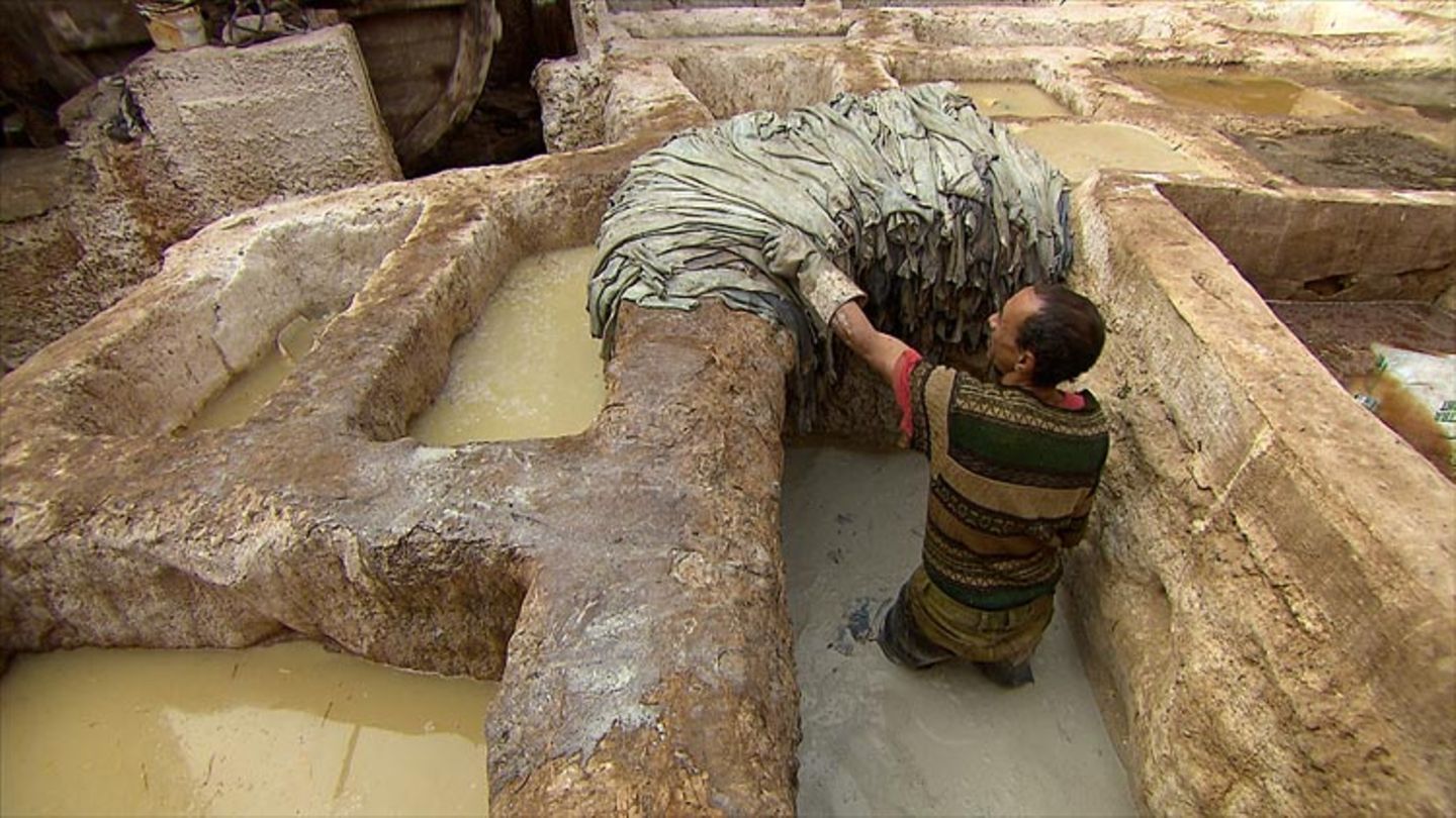 GEO TV Reportage: Simohamed El Ouzzane gilt als einer der besten Gerber der marokkanischen Stadt Fés