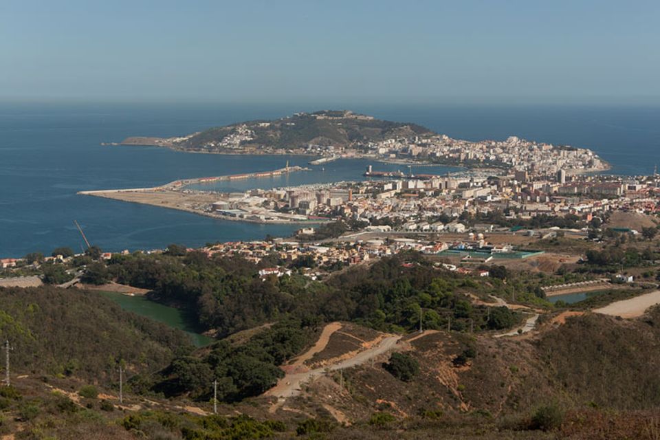 Europa trifft Afrika - Die Stadt Ceuta gehört zu Spanien, liegt aber in Afrika Europa trifft Afrika - Die Stadt Ceuta gehört zu Spanien, liegt aber in Afrika