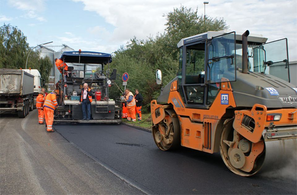 Straßen: Straßenbauer im Dauereinsatz bei der Ausbesserung von Schlaglöchern Straßen: Straßenbauer im Dauereinsatz bei der Ausbesserung von Schlaglöchern