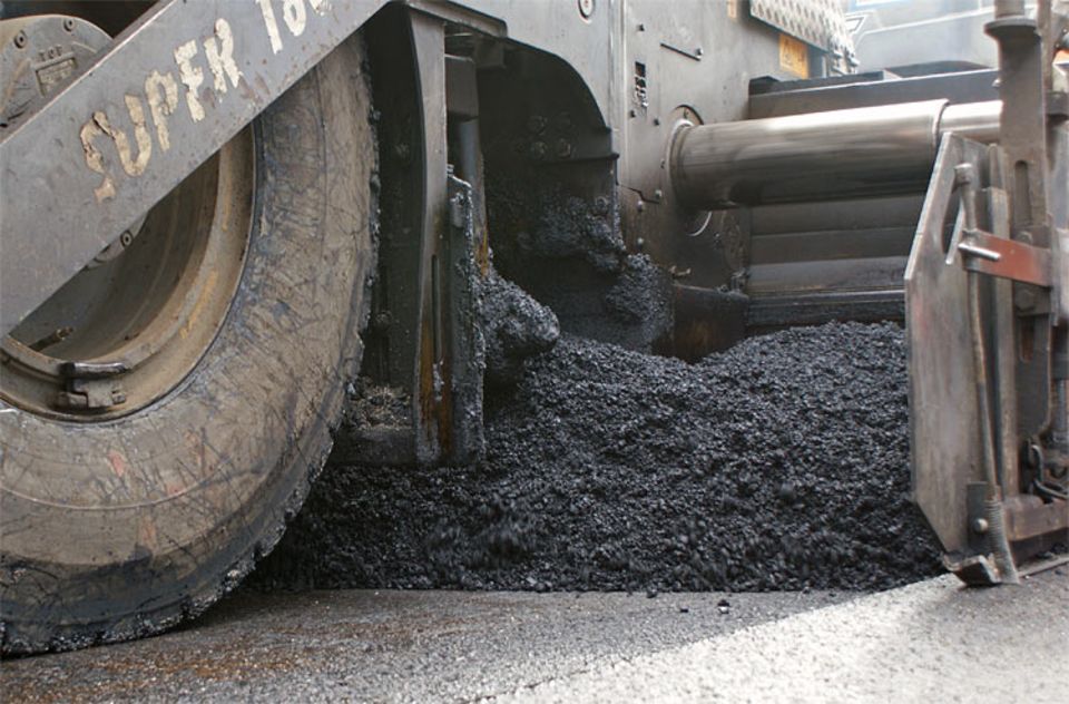 Straßen: Eine Öl-Wachs-Kombination lässt das abgefräste Material wieder zähflüssig werden. Der recycelte Asphalt kann sogar für die Deckschicht der Fahrbahn verwendet werden Straßen: Eine Öl-Wachs-Kombination lässt das abgefräste Material wieder zähflüssig werden. Der recycelte Asphalt kann sogar für die Deckschicht der Fahrbahn verwendet werden