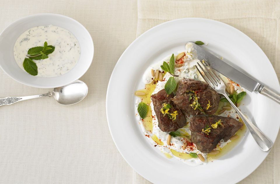 Reisetipps: 1001 Köstlichkeit: Orientalische Köstlichkeit: Lammkeule mit Joghurt-Sauce Reisetipps: 1001 Köstlichkeit: Orientalische Köstlichkeit: Lammkeule mit Joghurt-Sauce