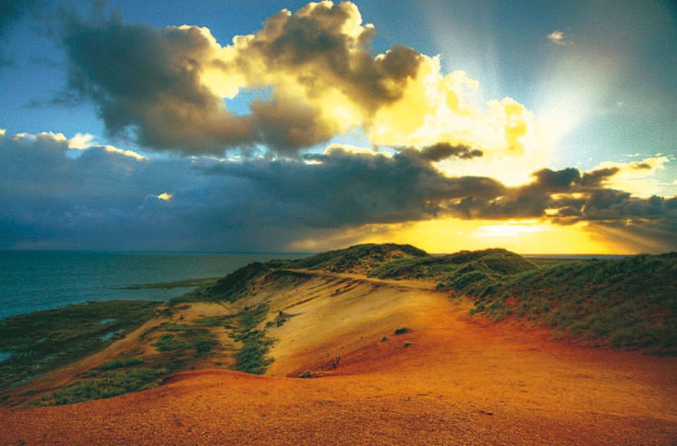 Es werde Licht! Sonnenaufgang am Morsumer Kliff auf Sylt. Mit dieser Aufnahme wurde Monika Kaspers aus Duisburg Gewinnerin des GEO.de-Wettbewerbs im Februar Es werde Licht! Sonnenaufgang am Morsumer Kliff auf Sylt. Mit dieser Aufnahme wurde Monika Kaspers aus Duisburg Gewinnerin des GEO.de-Wettbewerbs im Februar