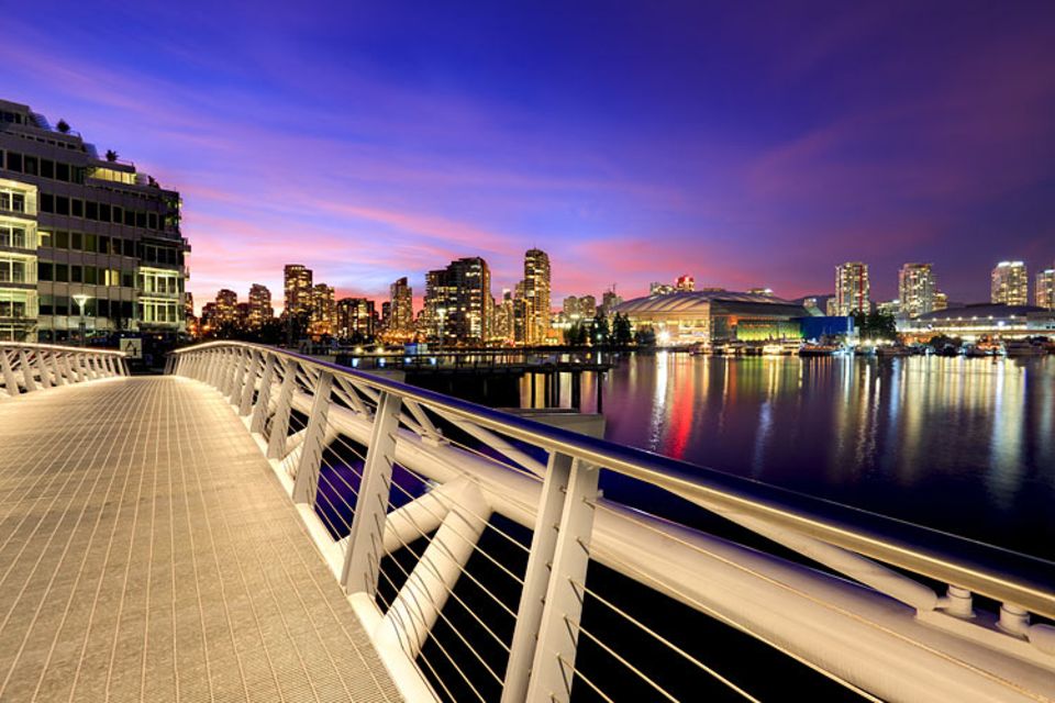 Städtereise: Sehbrücke: Blick vom Olympischen Dorf über den False Creek nach Downtown