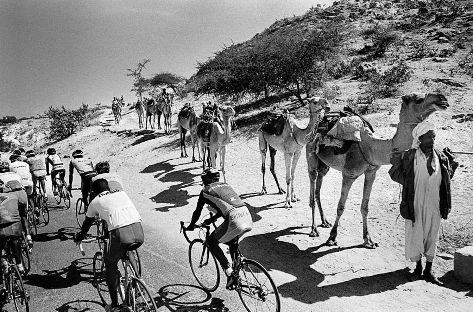 Tour of Eritrea: Den Beduinen ist der Anblick hautenger Trikots vertraut: Auf den fast autofreien Straßen Eritreas trainieren Tausende Amateure und rund 100 Profis Tour of Eritrea: Den Beduinen ist der Anblick hautenger Trikots vertraut: Auf den fast autofreien Straßen Eritreas trainieren Tausende Amateure und rund 100 Profis