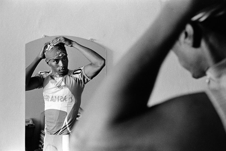 Tour of Eritrea: Janni Tewelde macht sich startklar für sein erstes internationales Radrennen; seit Neuestem fahren bei der »Tour of Eritrea« auch ausländische Teams mit – aus dem Sudan etwa und aus Libyen Tour of Eritrea: Janni Tewelde macht sich startklar für sein erstes internationales Radrennen; seit Neuestem fahren bei der »Tour of Eritrea« auch ausländische Teams mit – aus dem Sudan etwa und aus Libyen