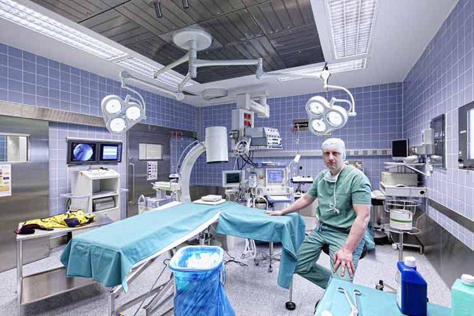 Wenn er Rufbereitschaftsdienst hat, arbeitet Unfallchirurg Oliver Born 80 bis 90 Stunden pro Woche. Dabei kann es vorkommen, dass er nach einer Tagschicht nachts zu einem Notfall in den OP gerufen wird, bis vier Uhr operiert, kurz schläft und dann um zehn Uhr zur nächsten Schicht antreten muss. Manchmal fühlt er sich dann so gerädert, dass ein anderer Arzt den Dienst für ihn übernimmt