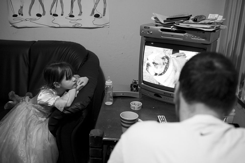 Für Paul Mann, 32, und seine Tocher Chantelle, 10, beginnt jeder Tag vor dem Fernsehgerät. Paul ist arbeitslos