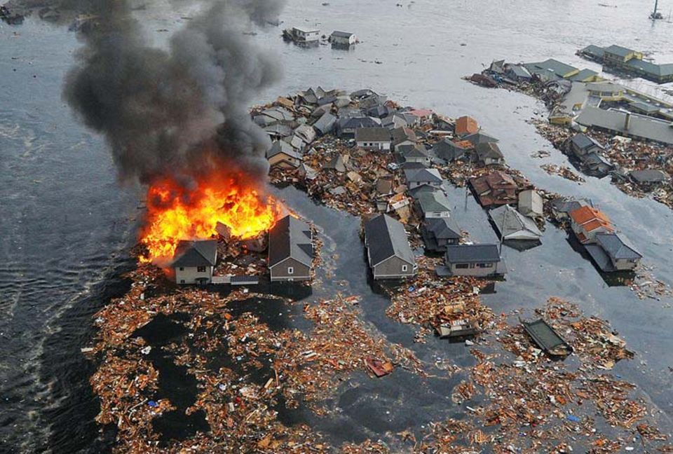 Erdbeben: Ganze Ortschaften wurden am Freitagnachmittag (Ortszeit) von dem Tsunami weggespült, zahlreiche Brände brachen aus Erdbeben: Ganze Ortschaften wurden am Freitagnachmittag (Ortszeit) von dem Tsunami weggespült, zahlreiche Brände brachen aus