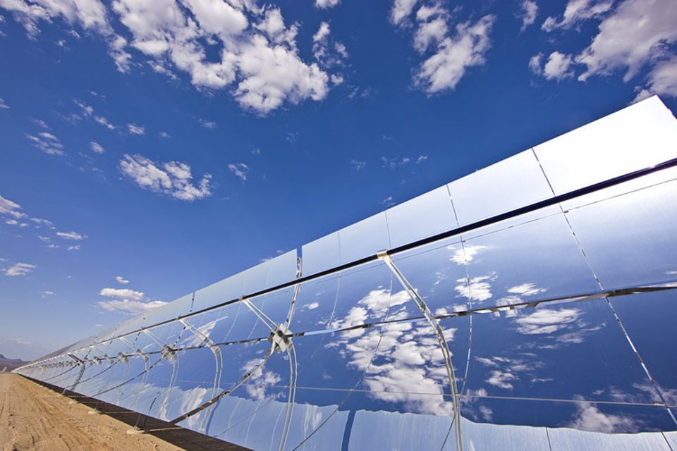 Energiewende: Parabolrinnenkraftwerk in Kalifornien: Die gebündelten Sonnenstrahlen erhitzen mit Öl gefüllte Leitungen. Mit der heißen Flüssigkeit wird Wasserdampf erzeugt, der Turbinen antreibt Energiewende: Parabolrinnenkraftwerk in Kalifornien: Die gebündelten Sonnenstrahlen erhitzen mit Öl gefüllte Leitungen. Mit der heißen Flüssigkeit wird Wasserdampf erzeugt, der Turbinen antreibt