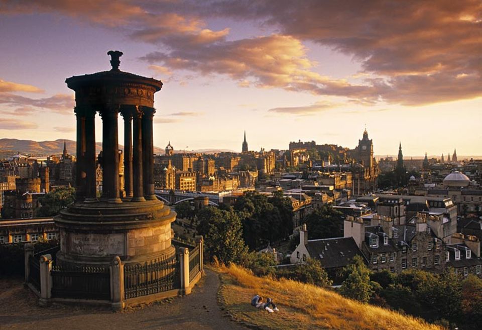 Städtereise: Blick von Carlton Hill auf Edinburgh: Das Monument erinnert an den Philosophen Dugald Stewart Städtereise: Blick von Carlton Hill auf Edinburgh: Das Monument erinnert an den Philosophen Dugald Stewart