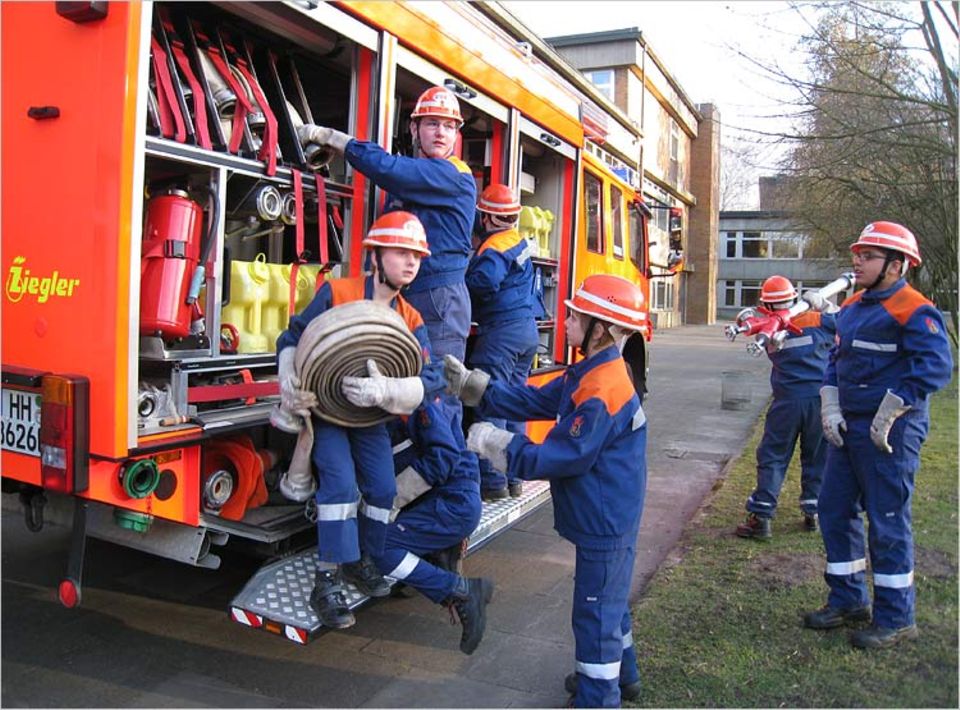 Mensch: Die Jugendfeuerwehr bei der Arbeit Mensch: Die Jugendfeuerwehr bei der Arbeit