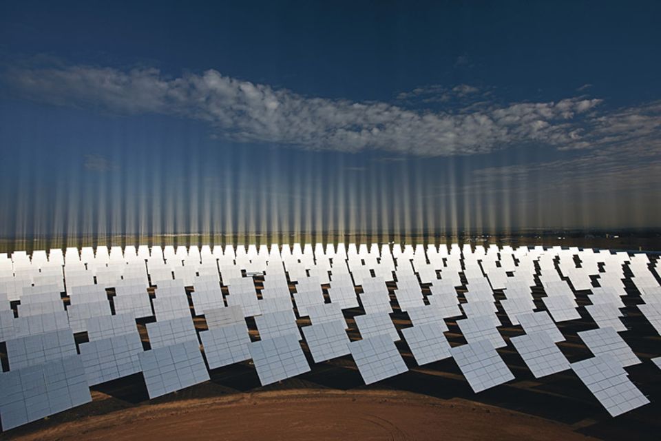 Energie: Hunderte Spiegel fangen Sonnenstrahlen in einem Solarkraftwerk bei Sevilla, Spanien, auf