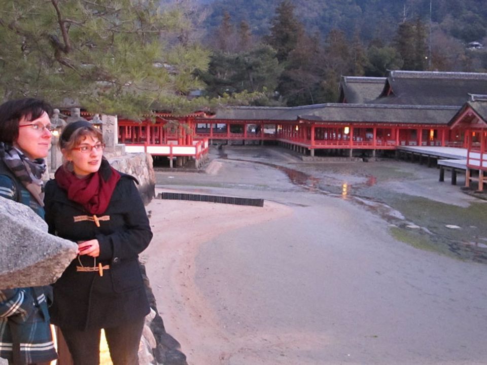 Japan: Während einer Rundreise durch Japan überraschte das Erdbeben und der Tsunami Maren (rechts) und ihre Familie Japan: Während einer Rundreise durch Japan überraschte das Erdbeben und der Tsunami Maren (rechts) und ihre Familie