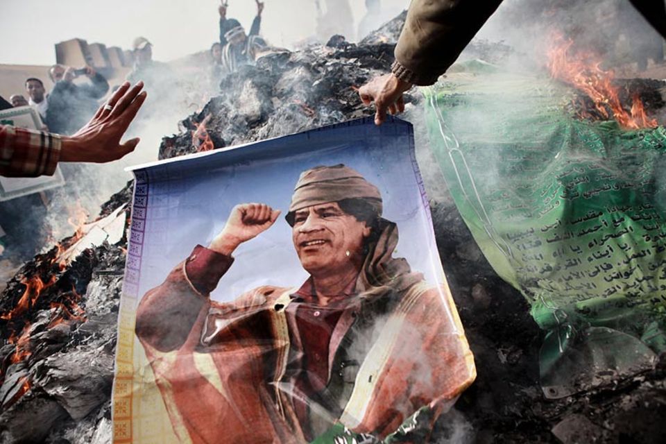 Arabien: Demonstranten verbrennen Bilder von Machtinhaber Muammar al-Gaddafi