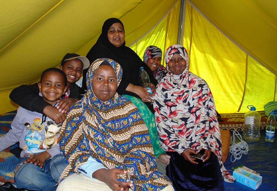 Libyen: Im Flüchtlingslager hat Mohammeds Familie nur noch ein Zeltdach über den Kopf. Bei der Flucht konnten Eltern und Kinder nichts mitnehmen.