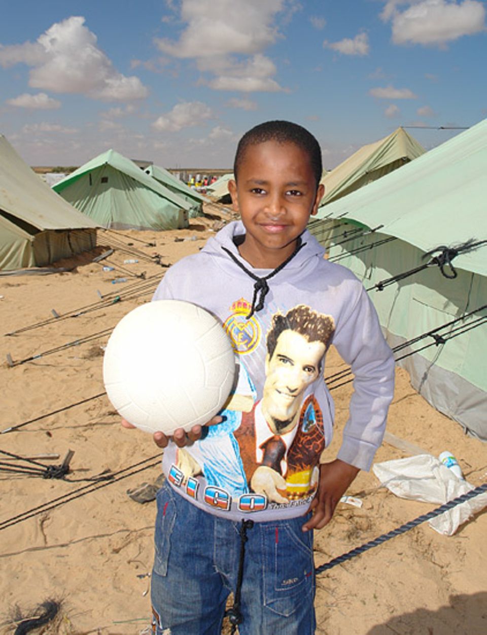 Libyen: Ein Helfer im Lager schenkte Mohammed einen Fußball. Der ist jetzt sein größter Schatz.