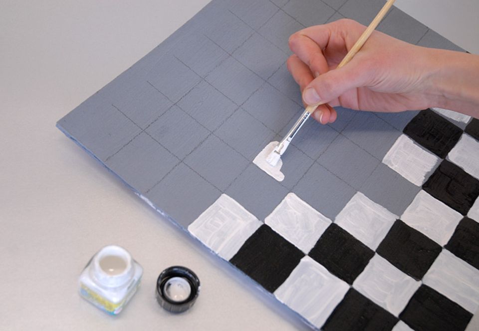 Bastelanleitung: Wer zuerst die weißen und dann die schwarzen Felder des Schachbretts ausfüllt, vermeidet Schmierflecken beim Anmalen!
